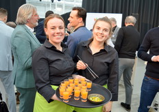 De dames van de catering brachten echte traktaties rond, waaronder dit: een meloen likeurtje met een raadselachtig plantje uit de keuken van Koppert Cress dat een frisse, tamelijk heftige tinteling in de mond geeft.